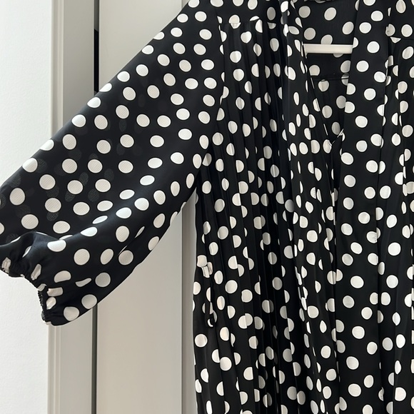 Black and white oversized silky pleated dress - Picture 4 of 4